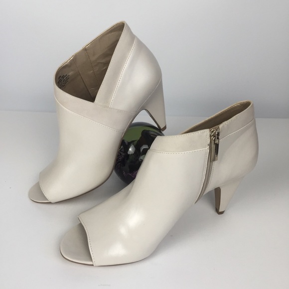 Bandolino ivory open toe boot shoe W/ 3 1/4”heel10 - Picture 7 of 7